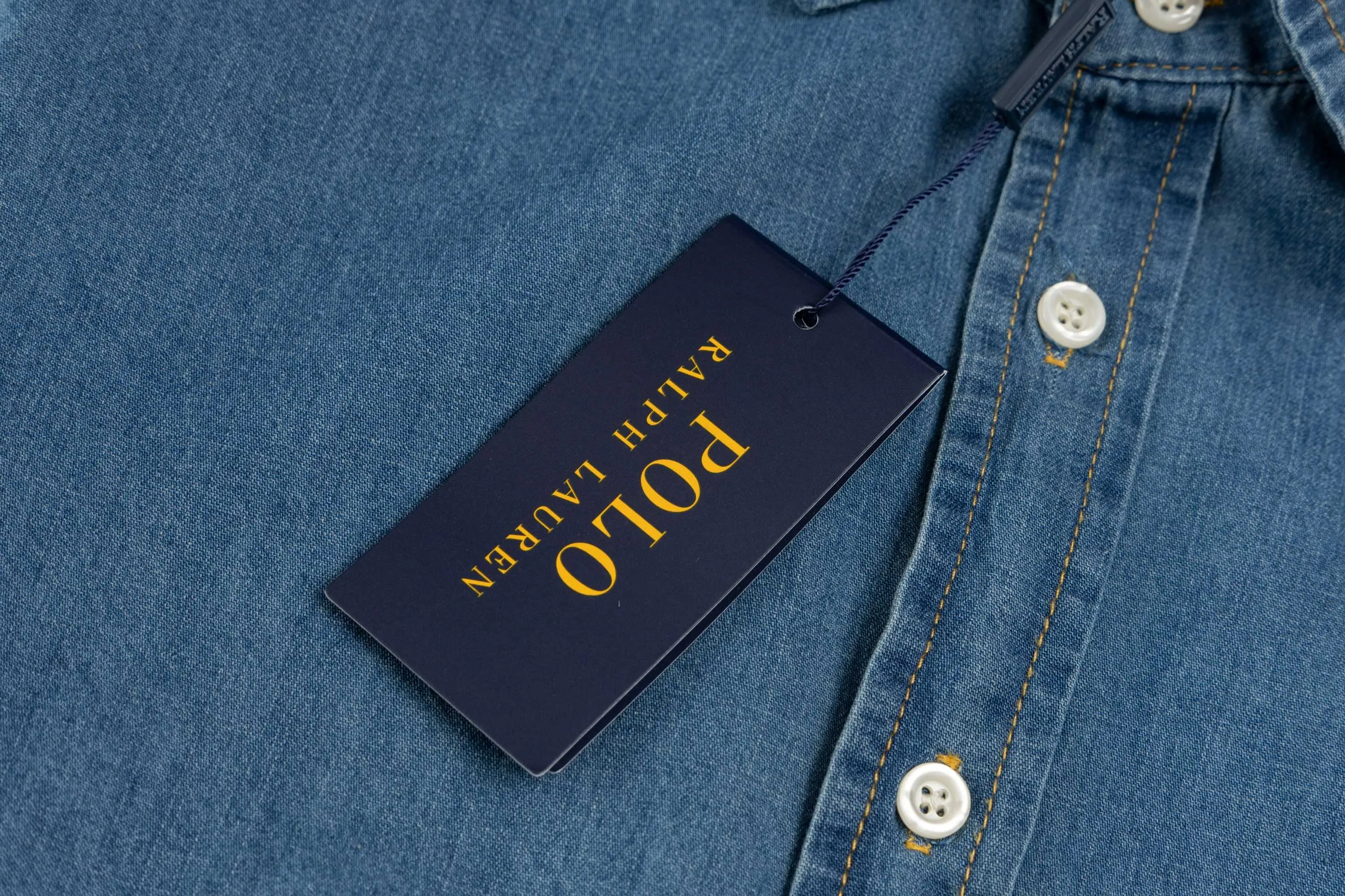 P230 model number SL298 Ralph Laure small label color block embroidered denim shirt. Same style for men and women. The details of the official website are the same. Full set of packaging. Complete with three labels. Moisture-proof paper. Difference in market currency. Feel free to compare. The fabric is made of cotton slub cotton fabric. Made of denim fabric. The denim fabric has been treated with a special process. The texture is soft but not stiff! The fabric is customized and dyed with ultra-high washing and tie-dye technology. The workmanship is complex and very high-quality fabrics. Precise and high-quality jacquard craftsmanship makes the fabrics become one! After washing, the upper body is soft and comfortable, extremely delicate, and feels solid, smooth and soft. The fabric has the characteristics of being wrinkle-free and has an invincible feel. Perfect details. Size: S-XL
